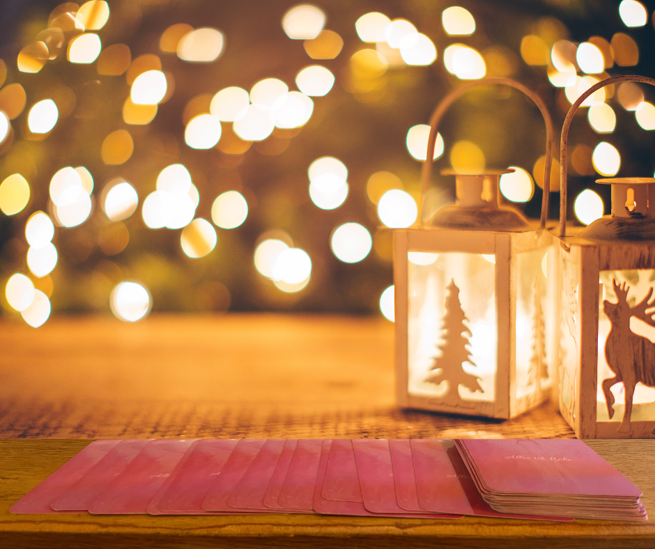 Weihnachtlich geschmückt auf einem Tisch Tisch liegen Karten zum Orakeln bereit