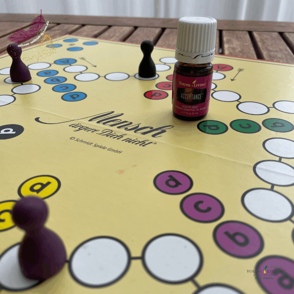 ätherische Ölmischung Accepenace steht auf einem Brettspiel, Mensch ärgere dich nicht