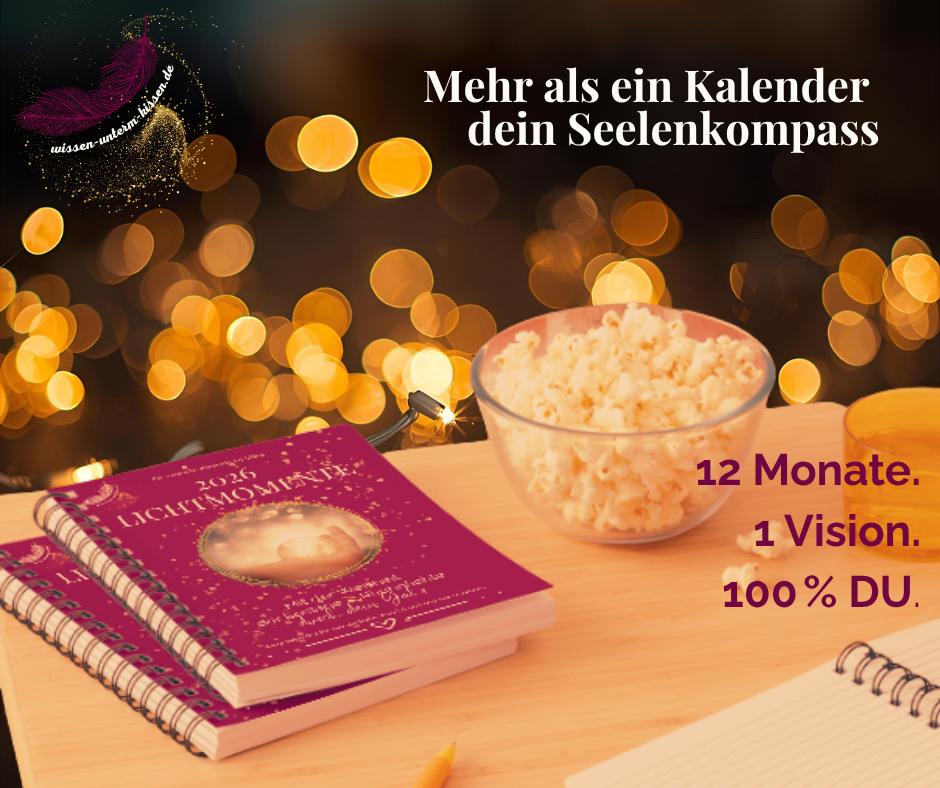 Kalender Lichtmomente liegt auf einem Tisch, daneben steht eine Schüssel gefüllt mit Popkorn.