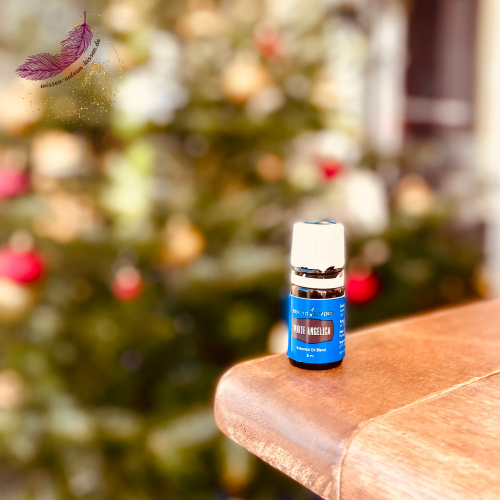 White Angelica vor dem Weihnachtsbaum