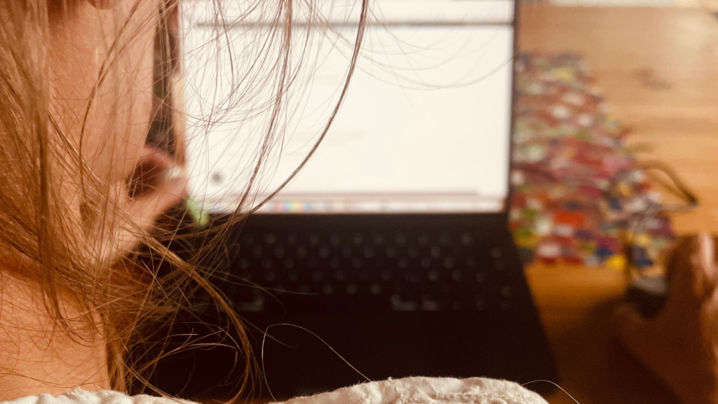 Frau schaut auf einen Computerbildschirm